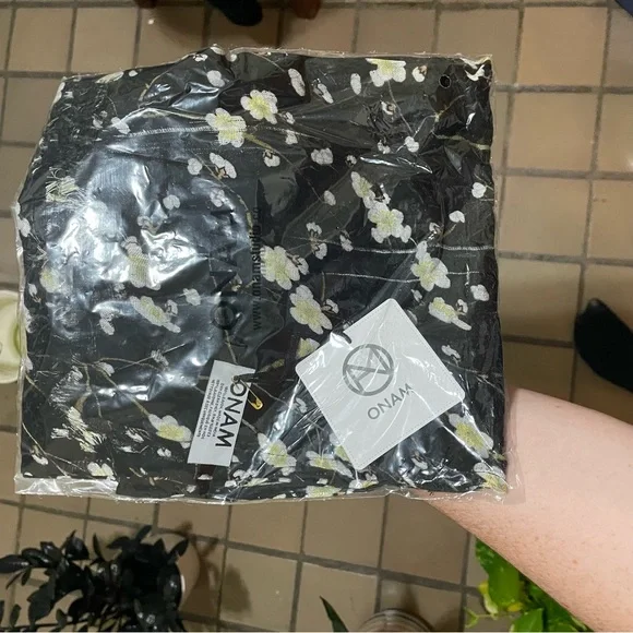 ONAM Fleur Scarf (in Night Botanical) - NWT - Picture 6 of 7